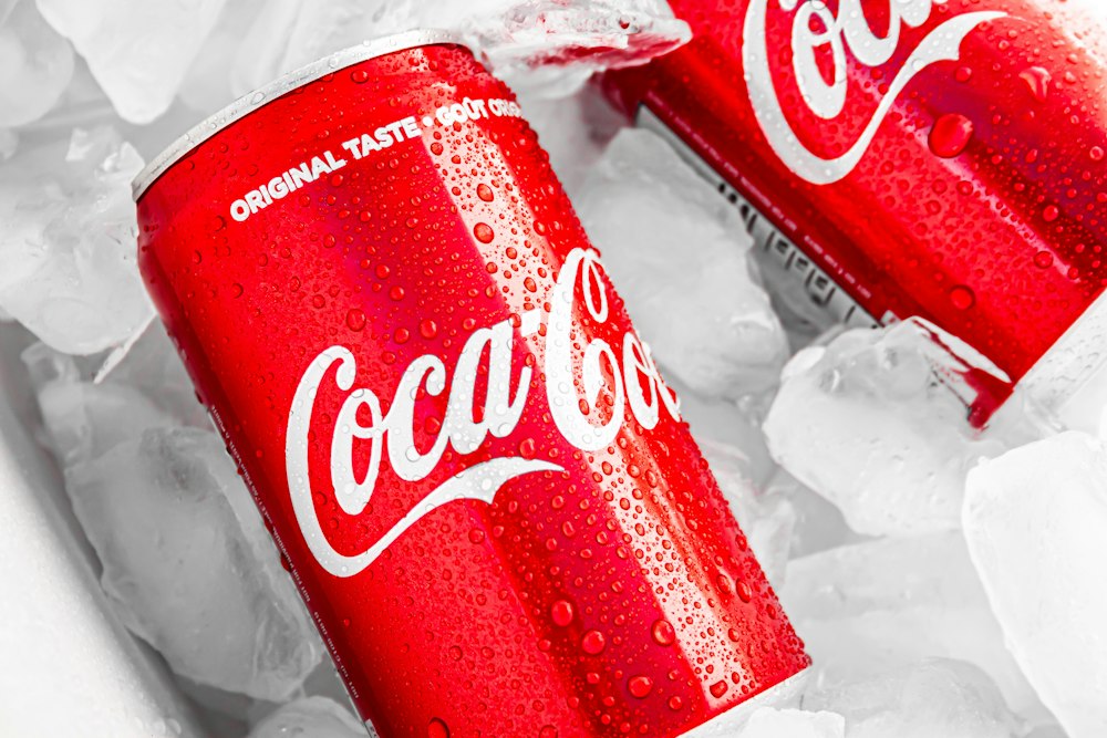 Lattine di Coca-Cola nel ghiaccio