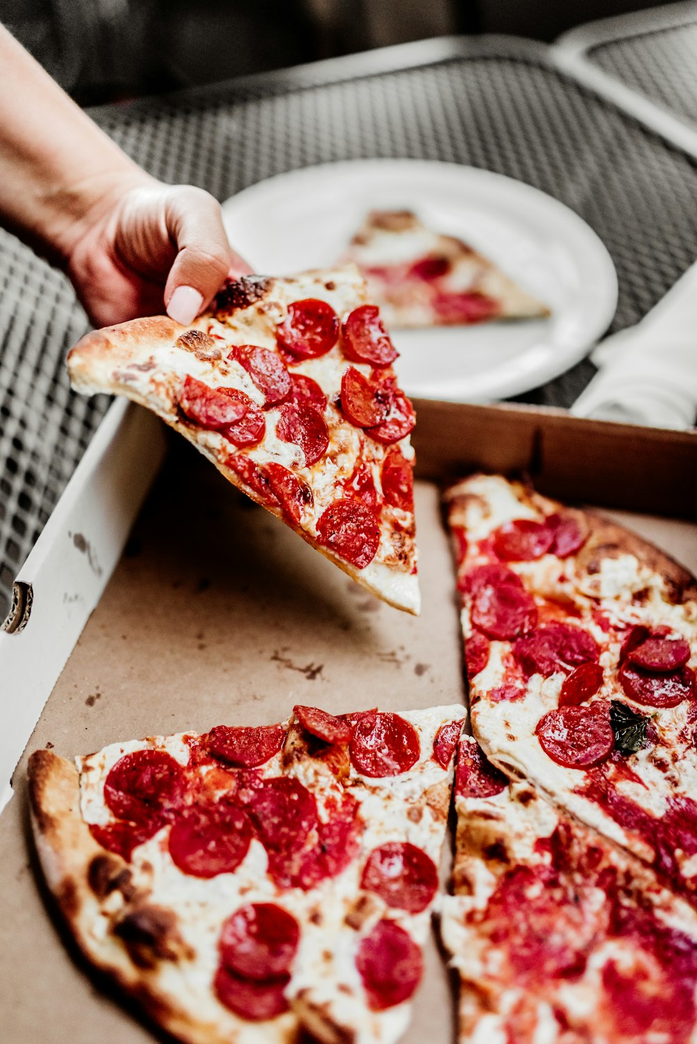 Pizza al salame piccante tagliata a spicchi